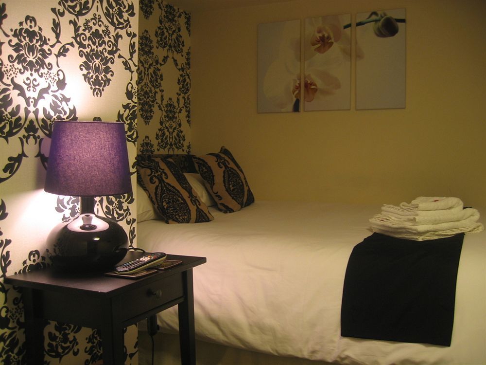 The Littleton Arms Hotel Penkridge Bagian luar foto