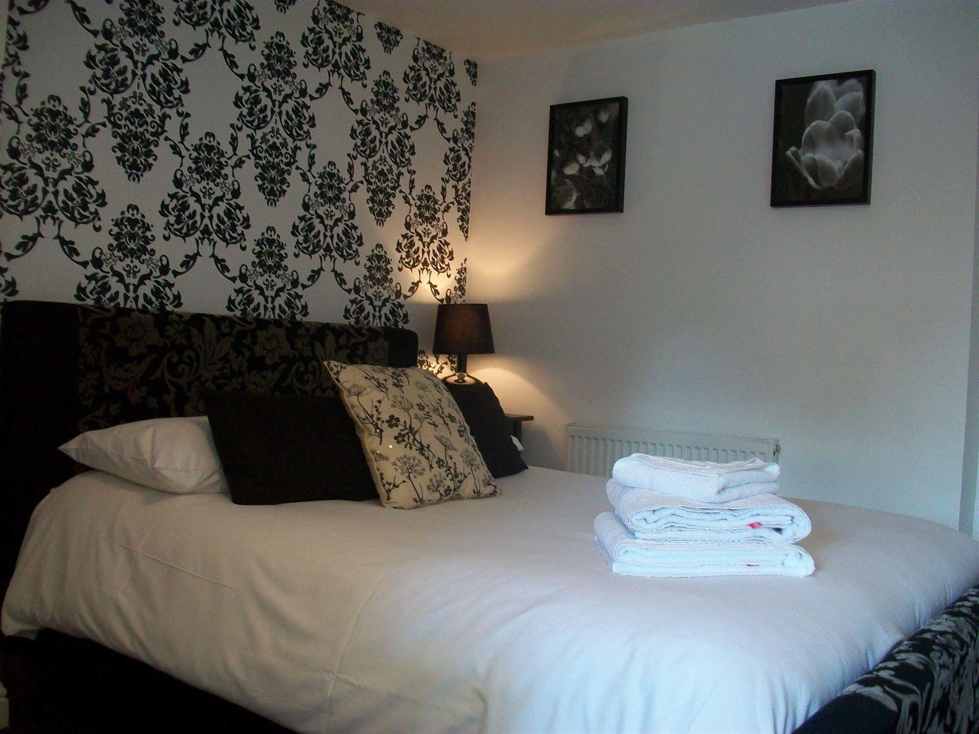 The Littleton Arms Hotel Penkridge Bagian luar foto